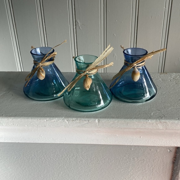 NWT Set of 3- Translucent Beach Glass Bottle Vases with Seashell Accents - Picture 17 of 17